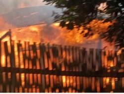 Rumah Keluarga Ibu Tin Sulu terbakar, 3 Unit Damkar Padamkan Si Jago Merah