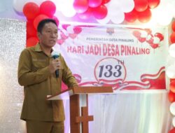 Hadiri HUT ke 133 Tahun Desa Pinaling, Bupati Minsel Salurkan Bansos Kepada Masyarakat