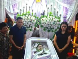 Ronal Kandoli Bupati Terpilih Mitra Didampingi Istri Melayat kerumah Duka Ibu Stevie Umboh Kalait Satu