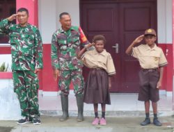 Personel Satgas TMMD Kodim 1710/Mimika Berikan Pelatihan PBB Kepada Siswa-Siswi SD Pigapu