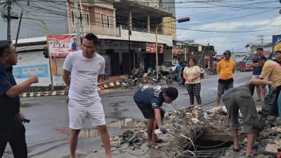 Bupati Mitra Ronald Kandoli Tinjau Lokasi Banjir di Plaza Ratahan, Minta Warga Jangan Buang Sampah Sembarangan