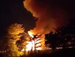 Kebakaran Truk NPS Satgas Pamtas Yonif 509/BY di Tol Surabaya-Gempol