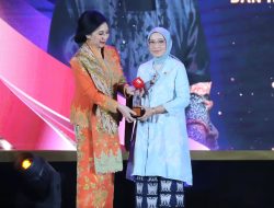 Menteri Rini Terima Penghargaan CNN Leading Women Award 2025