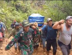 Babinsa dan Warga Seko Tandu Jenazah Pensiunan Guru Sejauh 30 Kilometer