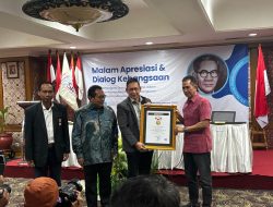 Ketua DPRD Medan Wong Chun Sen Terima Anugerah Sahabat Pers SMSI