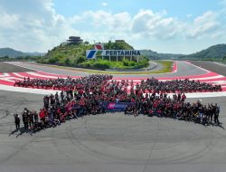 We Ride As One 2025, Arti Sebuah Kebersamaan Dalam Ducati Universe240 Ducati Mengular, Memerahkan Jalanan Kota dan Trek Sirkuit Mandalika