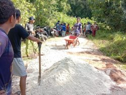 Inisiatif Masyarakat Desa Kalapa Lima Bergotong Royong Memperbaiki Jalan Yang Rusak Patut Di Acungi Jempol