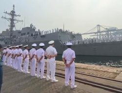 KODAERAL III SAMBUT KAPAL PERANG AMERIKA