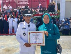 Diserahkan Oleh Bupati Balut: Kades Adean, Sumitro Sadam Terima Piagam Penghargaan Desa Mandiri 2025