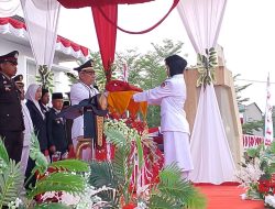 Semangat Kemerdekaan Tak Surut Meski Diguyur Hujan, Upacara Penurunan Bendera Berlangsung Khidmat di Banggai Laut