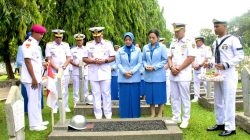 SAMBUT HUT KE-80 TNI AL, DANKODAERAL III LAKSANAKAN ZIARAH KE TMPN KALIBATA