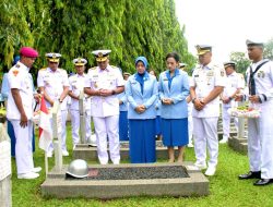 SAMBUT HUT KE-80 TNI AL, DANKODAERAL III LAKSANAKAN ZIARAH KE TMPN KALIBATA