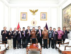 GUBERNUR LEMHANNAS RI Dr. H. TB. Ace Hasan Syadzily, M.Si MENERIMA TIM 9 PRESIDIUM FORUM KOMUNIKASI DPD-DPD dan DPA-DPA IKAL LEMHANNAS guna ikut menyukseskan kelanjutan MUNAS V IKAL LEMHANNAS.