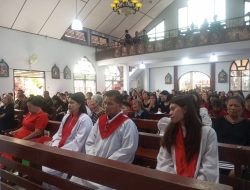 ‎Umat Katolik Santo Stefanus Kaima Khidmat Ikuti Ibadah Jumat Agung dan Cium Salib