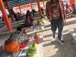 Bupati Pegaf Belanja di Pasar Anggi, Ini Harapan Bupati Pegaf