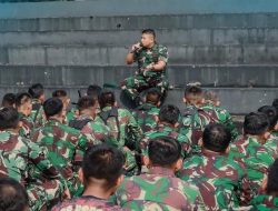 Danyonif PIK 203/AK Berikan Jam Komandan, Tekankan Disiplin dan Profesionalisme Prajurit