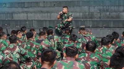 Danyonif PIK 203/AK Berikan Jam Komandan, Tekankan Disiplin dan Profesionalisme Prajurit