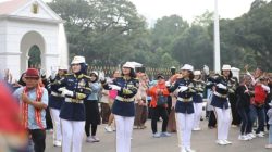 Prajurit Paspampres dan Warga Menari Bersama dalam Serah Terima Kawal Istana