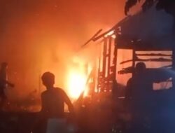 Polsek Lobangkurung Evakuasi Korban Kebakaran Rumah Kayu di Mansalean