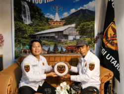 Xponen ’98 Ketum PPHPLH Sulut Serahkan Palakat  Piring Antik Permesta 2357 Kepada PanglimaTeterusan Tevri Ngantung
