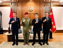 Tiga Pejabat Tinggi di Lingkungan Kepresidenan Terima Brevet Warga Kehormatan Koopssus TNI