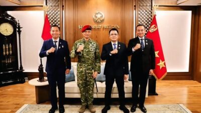 Tiga Pejabat Tinggi di Lingkungan Kepresidenan Terima Brevet Warga Kehormatan Koopssus TNI