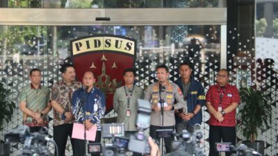 Polri Serahkan Tersangka dan Barang Bukti Perkara Dugaan Korupsi kepada Kejaksaan Agung