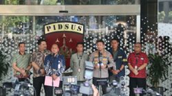 Polri Serahkan Tersangka dan Barang Bukti Perkara Dugaan Korupsi kepada Kejaksaan Agung