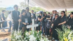 Tangis Iringi Kepergian Jubir Otorita IKN Troy Harold Yohanes Pantouw, Dimakamkan Secara Kedinasan di TPU Tanah Kusir