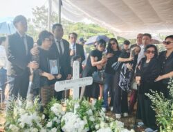 Tangis Iringi Kepergian Jubir Otorita IKN Troy Harold Yohanes Pantouw, Dimakamkan Secara Kedinasan di TPU Tanah Kusir
