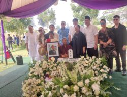 Luhut Binsar Panjaitan dan KASAD Maruli Simanjuntak Kunjungi Alm. Kenan Simanjuntak di Rumah Duka