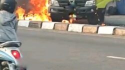 Lakalantas Truk Vs Sepeda Motor di Depan Indomart Palbapang Magelang Berakibat Truk Kebakar
